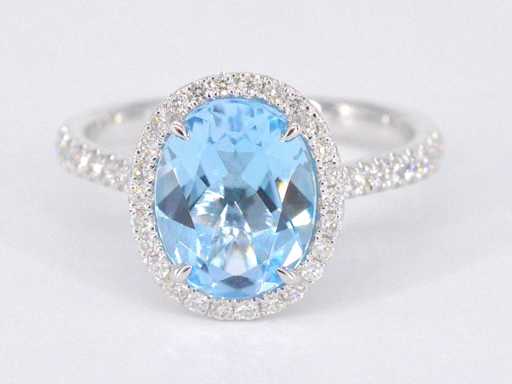 Weißgoldener Entourage-Ring mit oval geschliffenem Topas