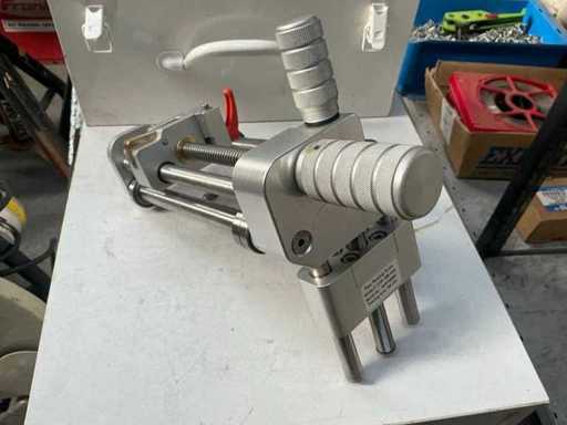 Dispositif d’épluchement de tuyaux Omicron 180