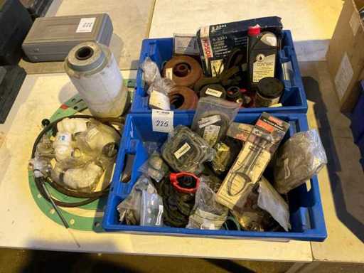 Workshop inventory in plastic crate (2x)