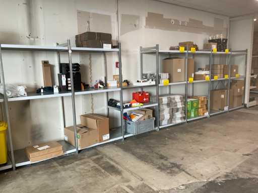 Inhoud stellingen o.a. tassen, dozen, decoratie