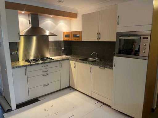 Cucina con elettrodomestici
