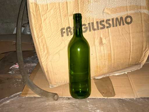 Grande quantité de bouteilles de vin vides et inutilisées 70 cl