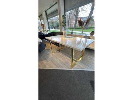 Pluie dans la salle à manger