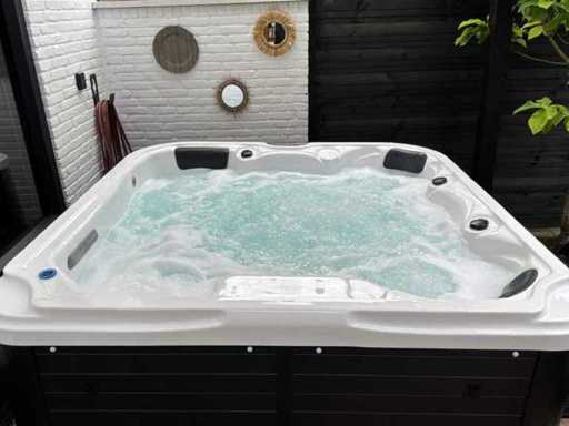 Luxury Jacuzzi, 52 Jets and Airjets with Bluetooth, LED Lighting and Waterfall