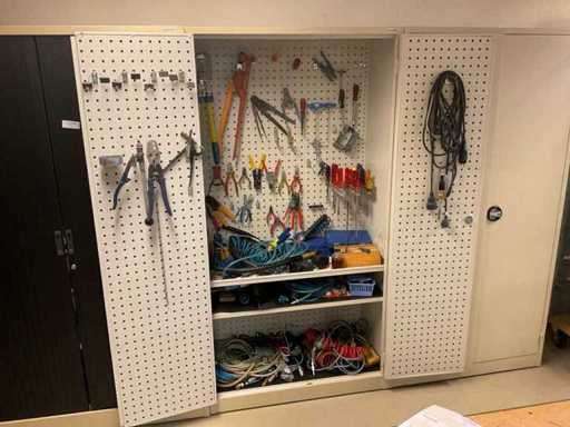 Stalowa obudowa z zawartością