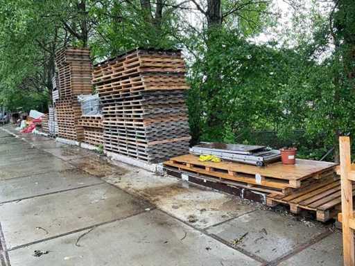 Batch of pallets and crates