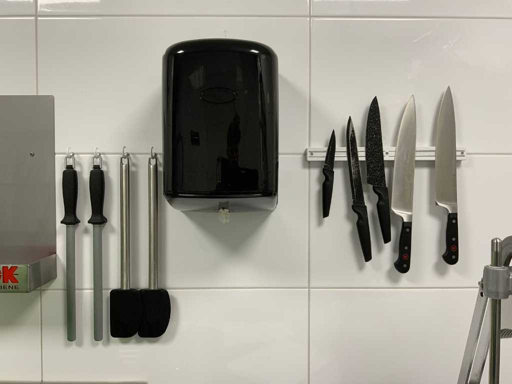 batch of kitchen utensils