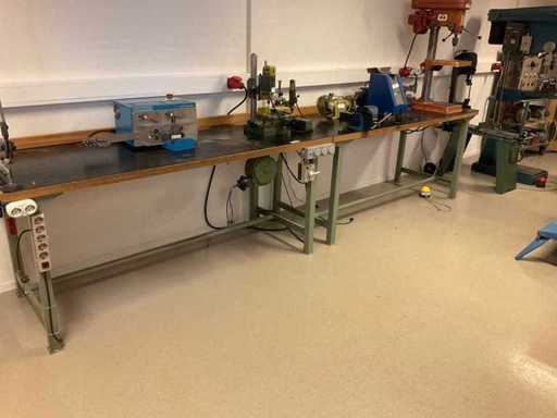 Stoły robocze z imadłem i różnymi przyłączami elektrycznymi (2x)