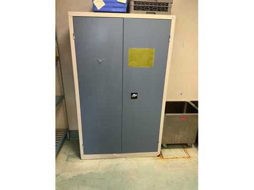 Armoire avec accessoires
