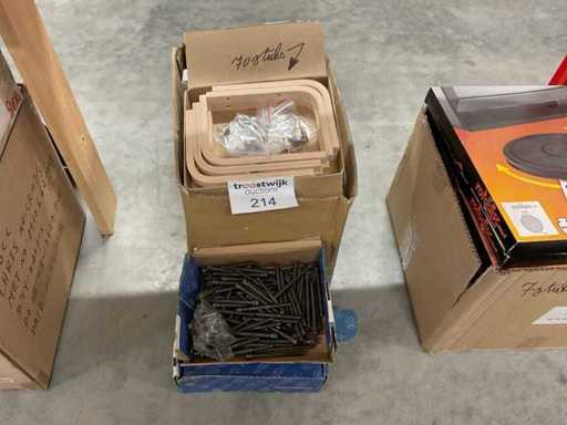 70 hölzerne Regalstützen und Schrauben