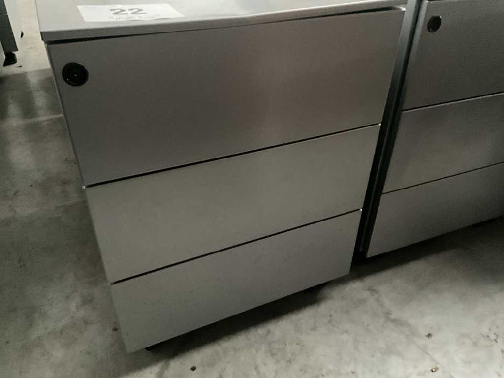 6 mobile metal drawer blocks, mainly with 3 drawers