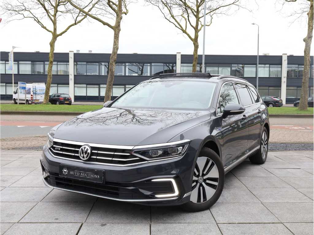 Volkswagen Passat Variant GTE 1.4 TSI PHEV 218HP Automatyczna wirtualna kamera Panodak Adaptacyjna matryca świetlna IQ LED