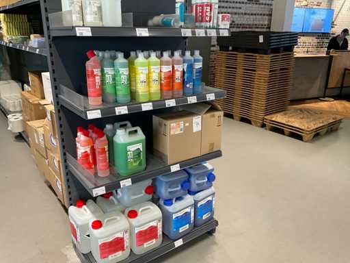 Prodotti per la pulizia e guanti in nitrile