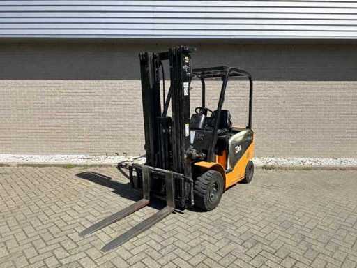 Forklifts, reach trucks, other transport equipment and warehouse racks