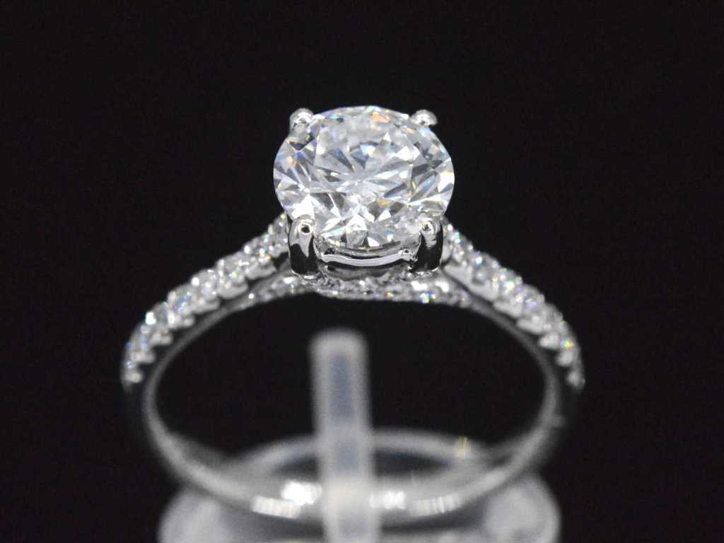 Platina solitair ring met een 1.00 carat briljant geslepen diamant