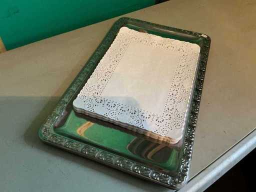 Plats de service avec des accompagnements en papier (9x)