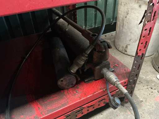 Hydraulic dent removal pump