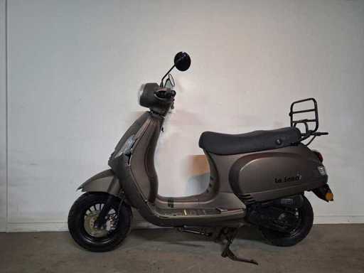 La Souris Sourini 25 km cu moped 4 timpi
