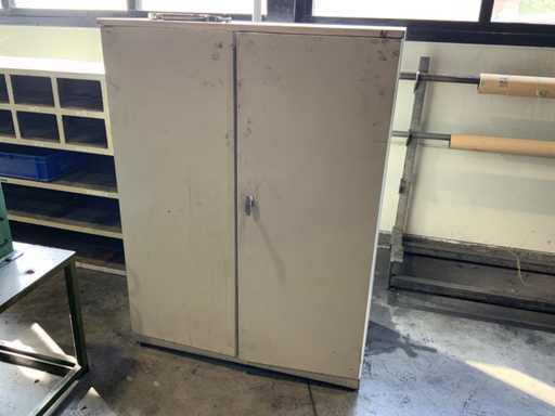 Diverse dulapuri ?i mese de atelier din o?el