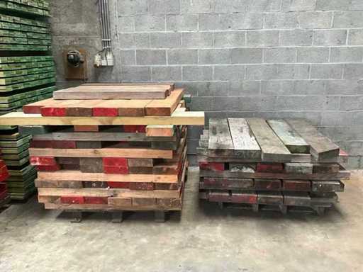 Beaucoup de poutres en bois (115x)