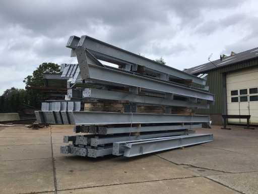 Konstrukcja stalowa o wymiarach 11,6x40 metrów (ok. 464 m2)