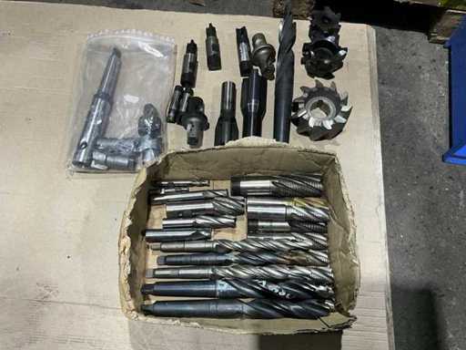 Veel boor- en freesgereedschap