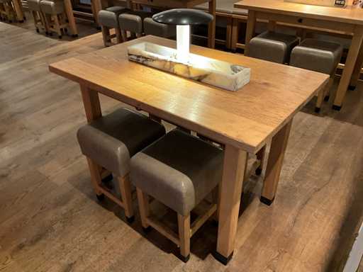 Hutten - Halfhoge tafel met 4 krukken