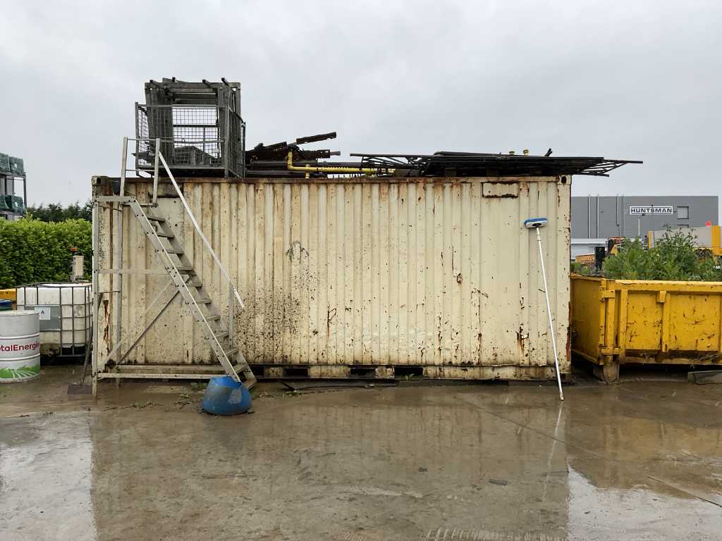 Shipping container with fuel oil pump