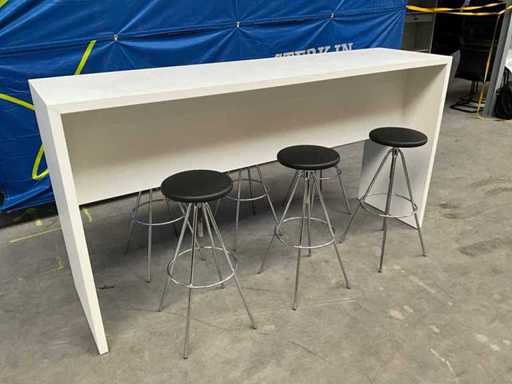 Hoge tafel + 6 barkrukken