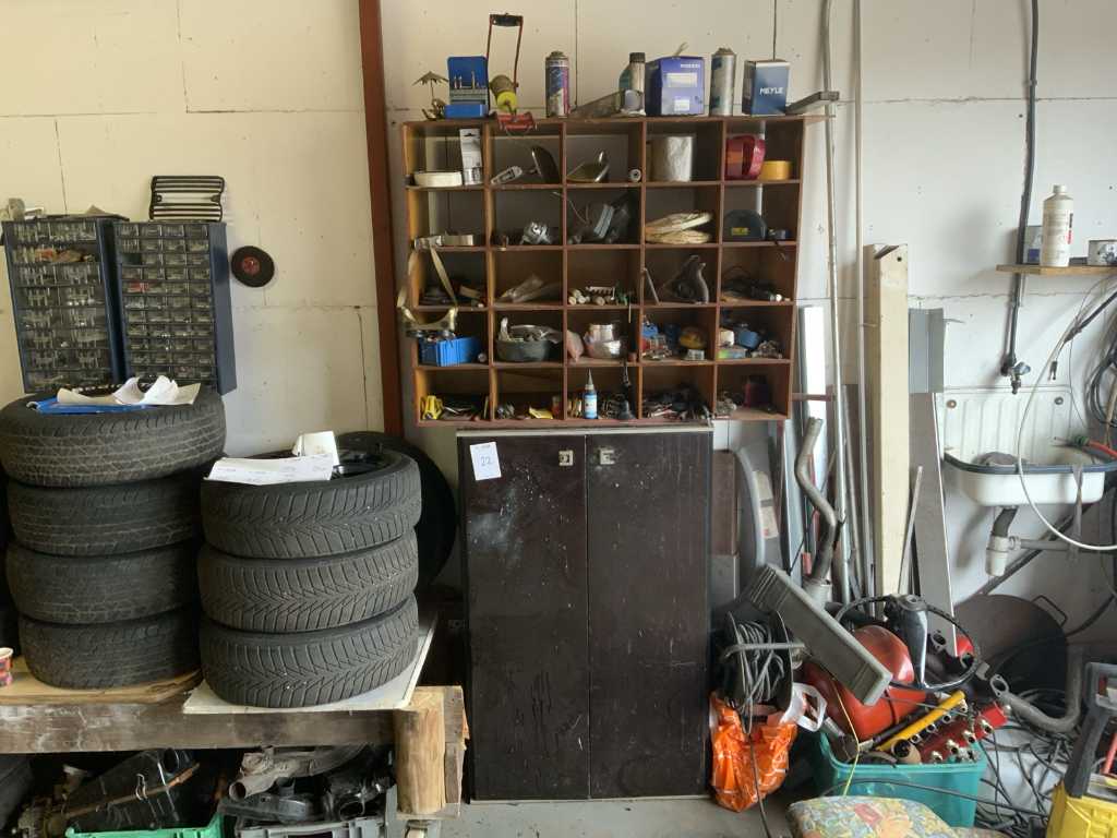 Garage inventory in and with 2 cupboards