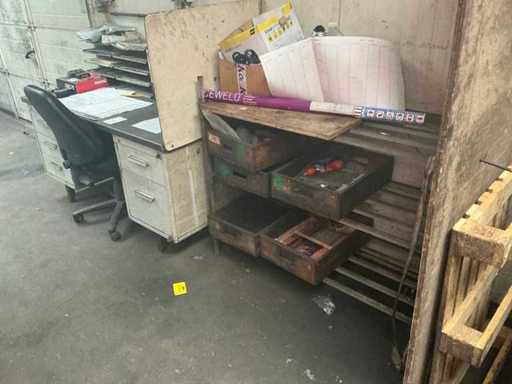Werkplaats bureau met rek