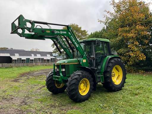 John Deere 6400 1996 Tracteur agricole à quatre roues motrices avec chargeuse avant
