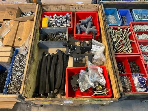 Divers tuyaux, pièces et raccords