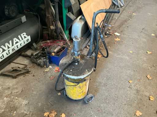 Mobile grease pump