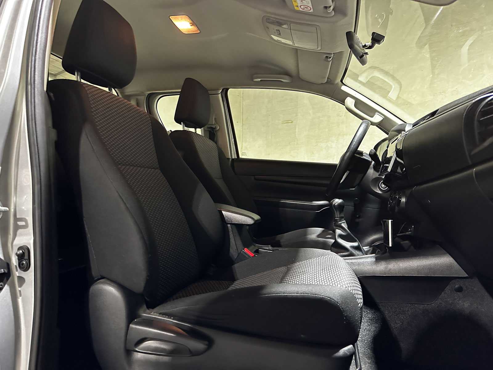 Toyota HiLux 2.4 D-4D-F Xtra Cab Comfort 150pk 2017 (Origineel-NL), V-833-JR