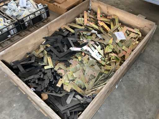 Varia attrezzatura per finestre in cassa di legno