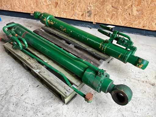 Hydraulic lift cylinder (2x)