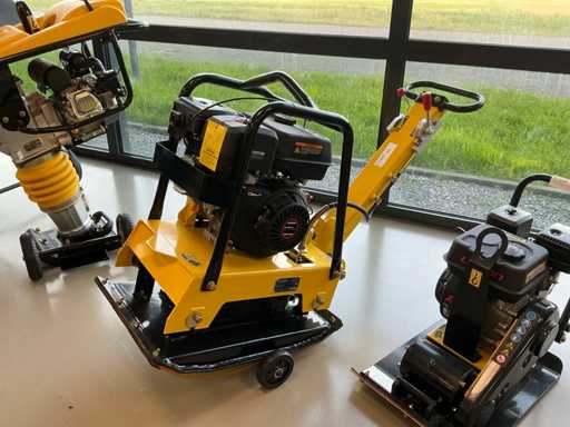 Compacteur de plaques Hyundai CNP30 2021