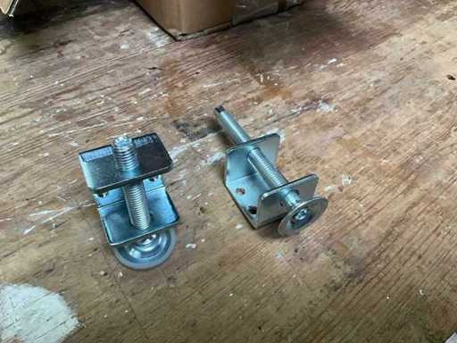 Gruppo di varie gambe regolabili in metallo per mobili