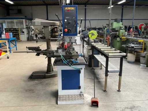 Macchina da perforazione a colonna Alzmetall AB26-P/SV del 2004 con tavolo incrociato X-Y