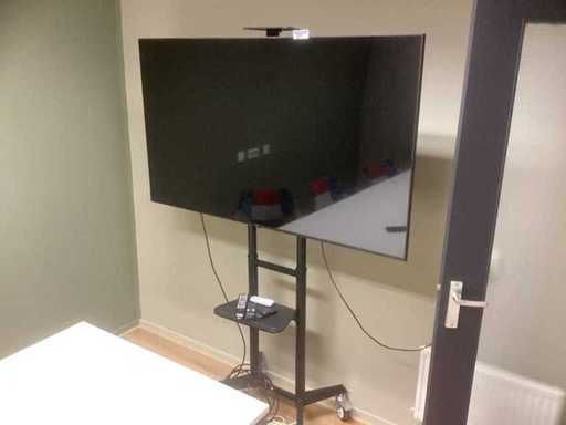 Display LG 65UR76006LL con treppiede mobile