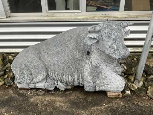 Sculptur? de vac? de granit, greutate estimat? aprox. 4000 kg,