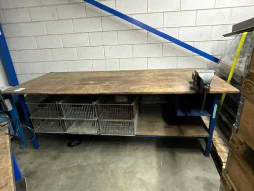 Werkbank met bankschroef