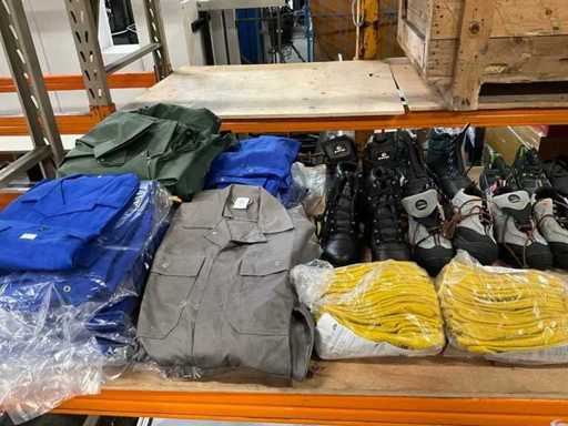 Arbeitskleidung und Schuhe