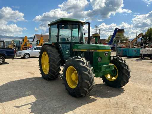 JOHN DEERE - 2140 - Tractor met 4-wielaandrijving - 1995