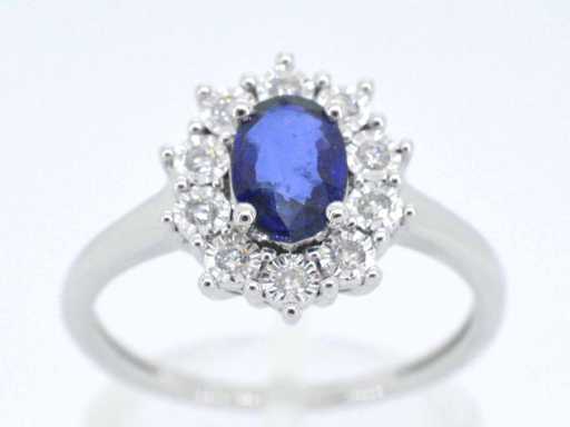 Witgouden entourage ring met saffier en briljanten