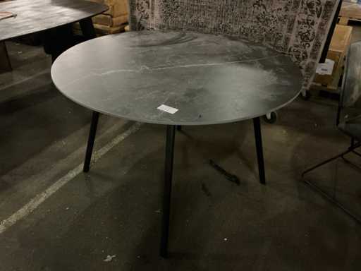 Round dining room table