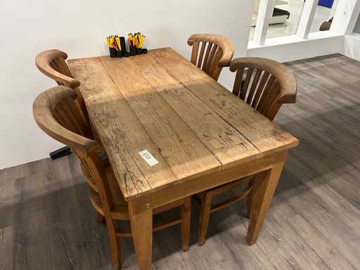 Table, chaises et lampe suspendue