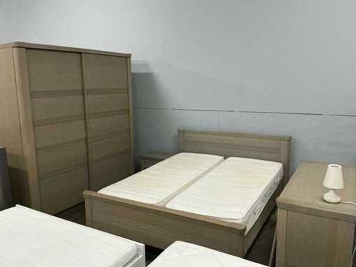 Set completo da letto (letto, armadio ripostivo, comodini e comò)