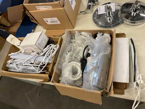 Vari riflettori incassati e montati in superficie